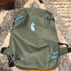 Cotopaxi Green Travel Bag Modern Design Water-Resistant